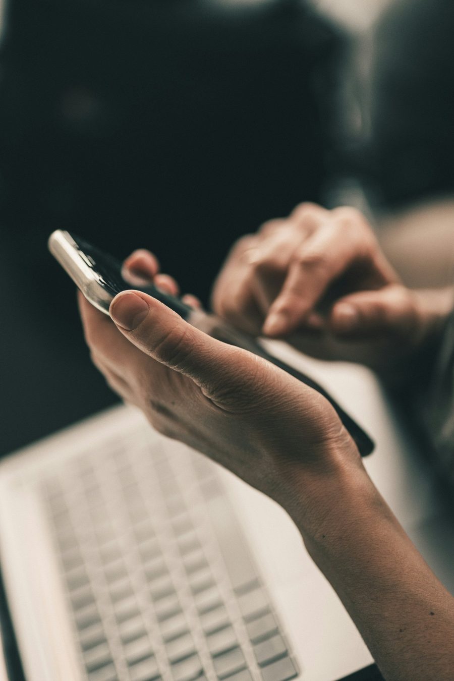Ein Interessent schreibt auf dem Smartphone mit dem KI-Kundenberater.