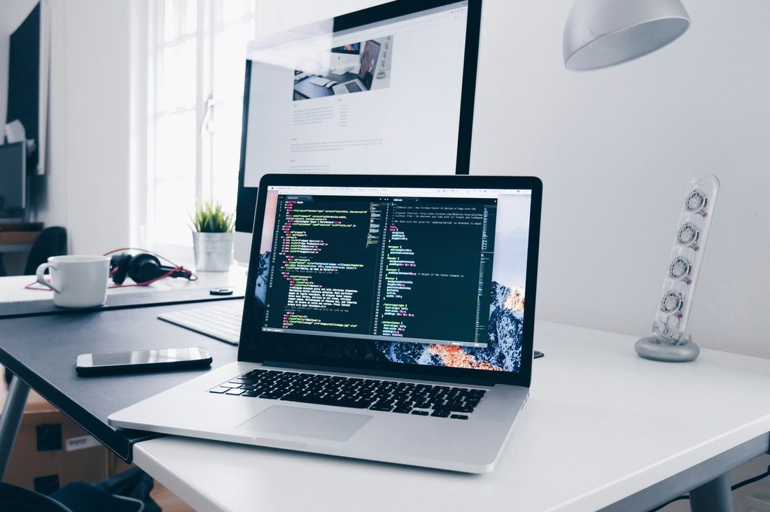 Laptop mit Programmcode für Pflege und Weiterentwicklung.