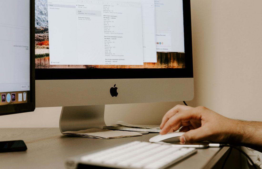 Arbeitsplatz mit Bildschirm bei der Gestaltung einer Website.