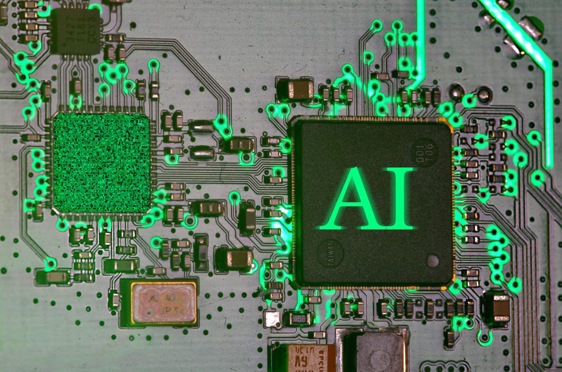 Leuchtender KI-Chip als Symbol für die Vernetzung mit KI.